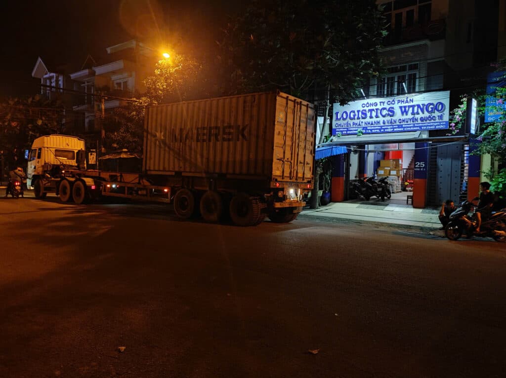 vận chuyển container ra cảng